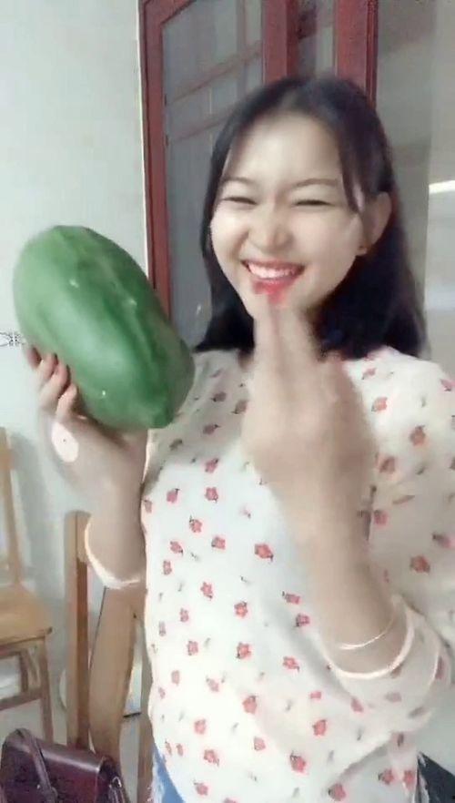 晨曦姐姐吃瓜,晨曦姐姐的瓜田奇遇记