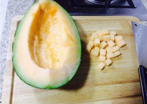 寝室吃哈密瓜,哈密瓜美食之旅