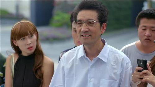 老人吃瓜路人视频,老人吃瓜引路人围观，温馨瞬间记录生活点滴