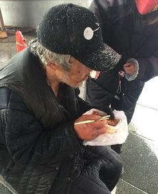 老人吃瓜路人视频,老人吃瓜引路人围观，温馨瞬间记录生活点滴