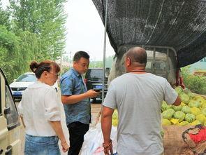 回村吃瓜老人,老人生动讲述乡村变迁故事