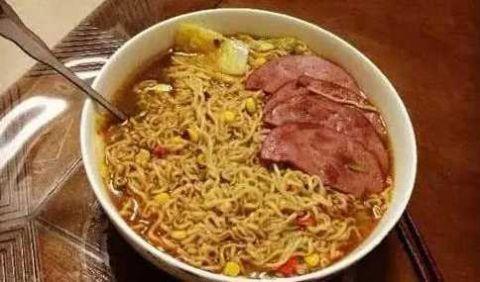 小呆瓜吃泡面,小呆瓜的泡面美食之旅