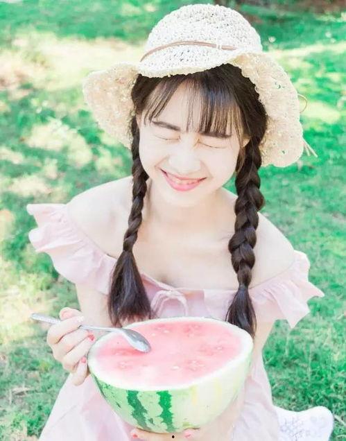 少女吃瓜拍照,记录夏日甜蜜瞬间