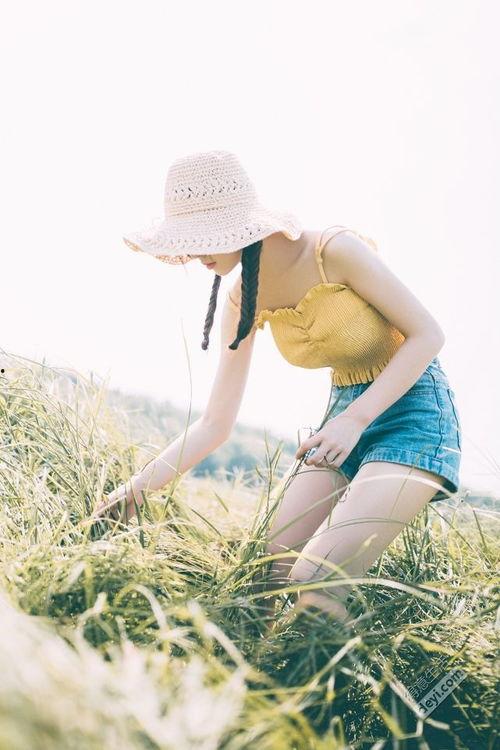 少女吃瓜拍照,记录夏日甜蜜瞬间