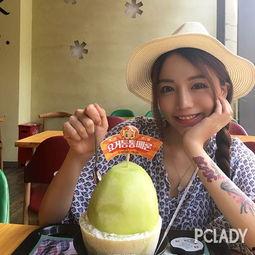 少女吃瓜拍照,记录夏日甜蜜瞬间