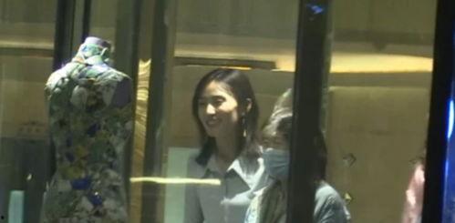 金色传说女人吃瓜视频,揭秘女人吃瓜背后的娱乐真相