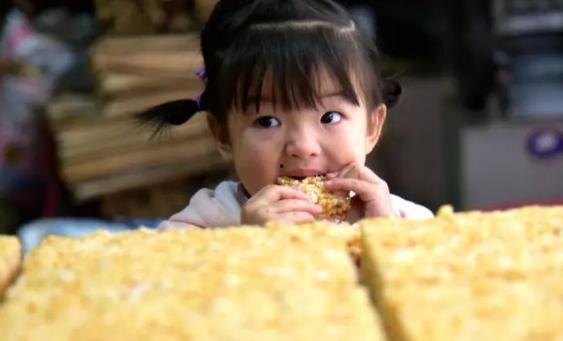 好朋友请我吃瓜,共品瓜香四溢的美好时光