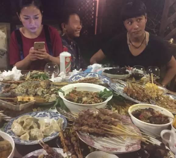 聚会吃瓜,瓜果飘香，共享美好时光