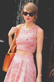 街拍吃瓜群众美女,街拍美女生动演绎时尚态度