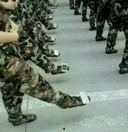 军训吊带妹吃瓜,揭秘背后故事