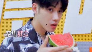 帅哥吃瓜的图片