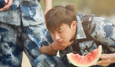 帅哥吃瓜的图片