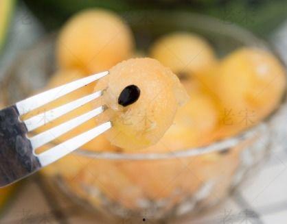 晚上吃脆甜蜜瓜,甜蜜脆瓜滋味无限