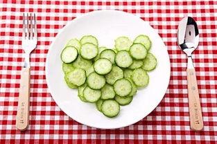 夏日吃瓜的情形