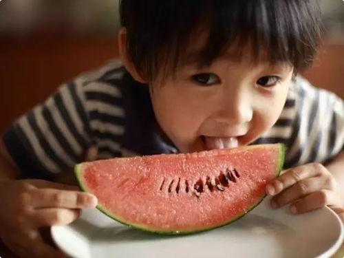 夏日吃瓜的情形