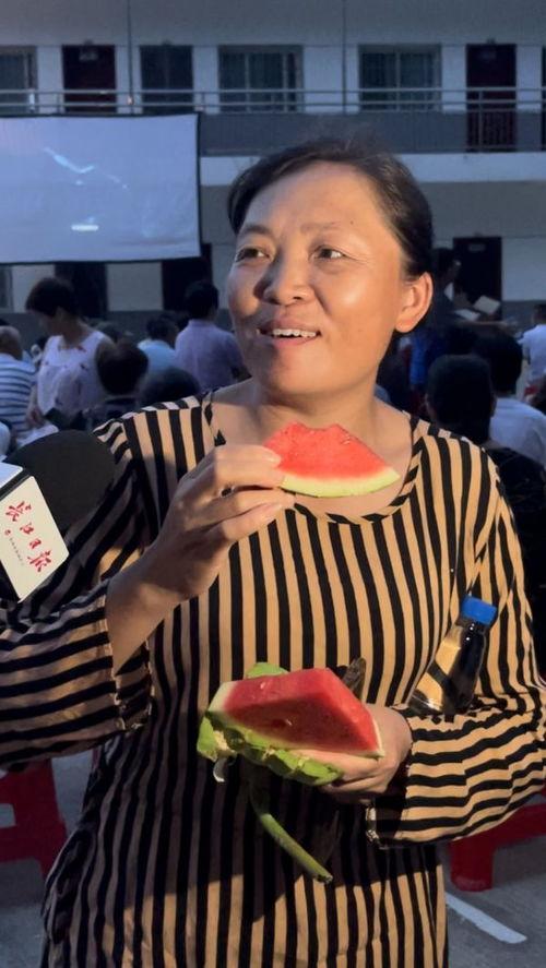 记者采访吃瓜,记者采访录